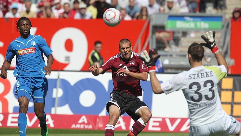 Christian Eigler (m) schießt über den Hoffenheimer Torwart Tom Starke. Christian Eigler (m) schießt über den Hoffenheimer Torwart Tom Starke.