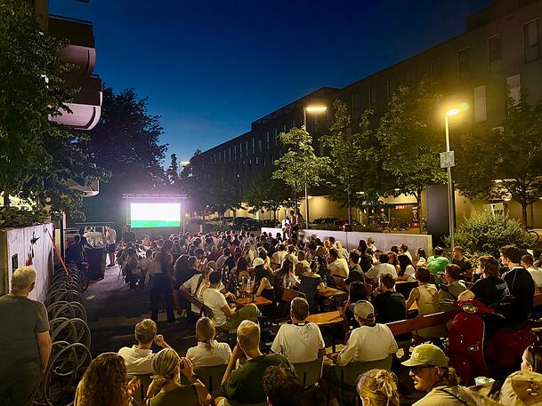 Auch vor Maisha’s Kitchen in Giesing fieberten jede Menge Deutschland-Fans vor der großen Leinwand mit. Auch vor Maisha’s Kitchen in Giesing fieberten jede Menge Deutschland-Fans vor der großen Leinwand mit.