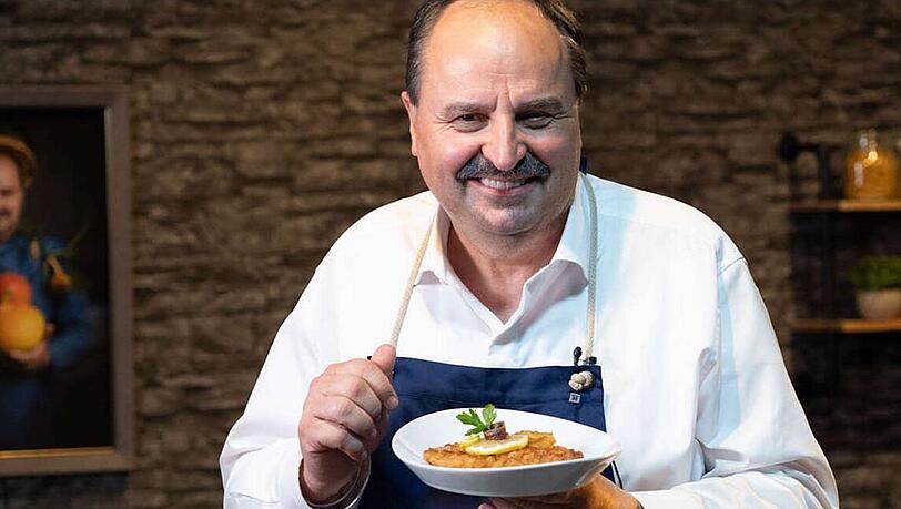 Johann Lafer. Mit dem Gericht Schnitzel hat der österreichische Starkoch eine besondere Erinnerung an seine Kindheit. Johann Lafer. Mit dem Gericht Schnitzel hat der österreichische Starkoch eine besondere Erinnerung an seine Kindheit.
