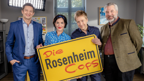 Derzeit laufen im ZDF Wiederholungen von "Die Rosenheim-Cops". Fans zeigen sich nun ganz emotional. Was hat Marisa Burger (2. v. l.) damit zu tun? Derzeit laufen im ZDF Wiederholungen von "Die Rosenheim-Cops". Fans zeigen sich nun ganz emotional. Was hat Marisa Burger (2. v. l.) damit zu tun?