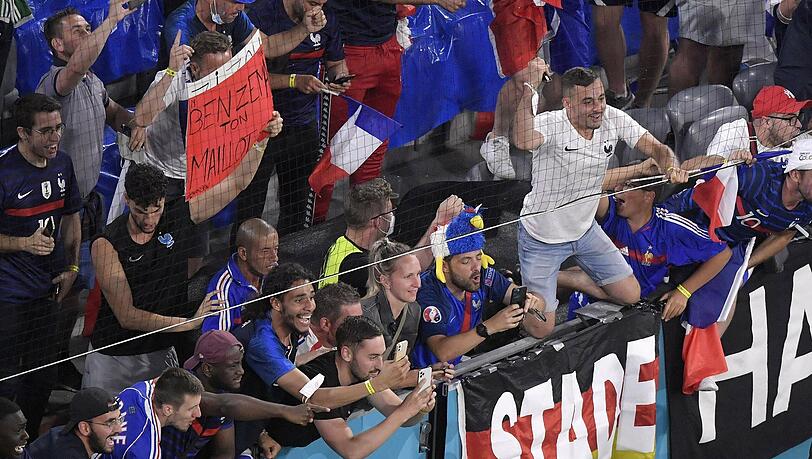 Französische Fans in der Münchner Arena. Französische Fans in der Münchner Arena.