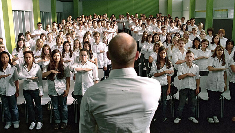 Szene aus dem Film "Die Welle": Rainer Wenger (Jürgen Vogel) steht vor einer Gruppe Schüler. Szene aus dem Film "Die Welle": Rainer Wenger (Jürgen Vogel) steht vor einer Gruppe Schüler.