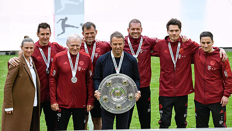 Hansi Flick (Mitte) bei seinem letzten Titelgewinn mit Bayern - mit dabei: Miroslav Klose (2.v.l.) und Toni Tapalovic (4.v.l.). Hansi Flick (Mitte) bei seinem letzten Titelgewinn mit Bayern - mit dabei: Miroslav Klose (2.v.l.) und Toni Tapalovic (4.v.l.).