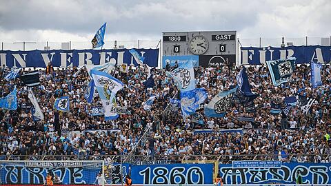 Die noch unüberdachte Westkurve des Grünwalder Stadions. Die noch unüberdachte Westkurve des Grünwalder Stadions.