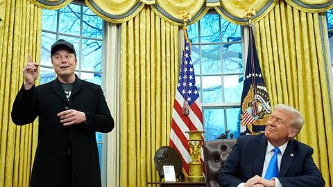 Der Milliardär Musk gehörte in den ersten 100 Tagen der zweiten Trump-Amtszeit zu den engsten Beratern des Präsidenten. (Archivbild)
