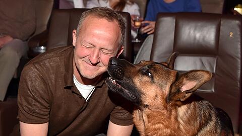 Heute sind Maximilian Brückner und Schäferhund Rex ein Herz und eine Seele - doch das war nicht immer so. Heute sind Maximilian Brückner und Schäferhund Rex ein Herz und eine Seele - doch das war nicht immer so.