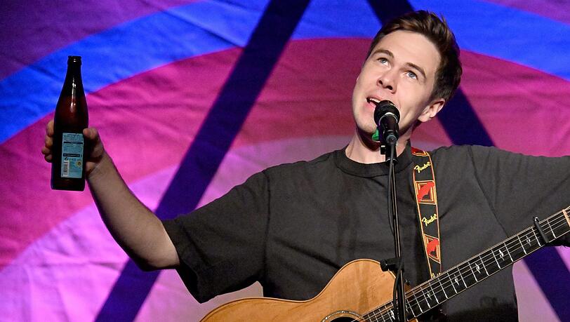 Oimara ist für bairische Songs bekannt. "Wenn ich dann plötzlich Hochdeutsch rede, sorgt das manchmal wirklich für Verwirrung", verrät er der AZ. Oimara ist für bairische Songs bekannt. "Wenn ich dann plötzlich Hochdeutsch rede, sorgt das manchmal wirklich für Verwirrung", verrät er der AZ.