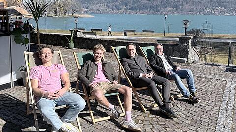 (v.l.) Hier auf der verlassenen Terrasse des Hotels "Seegarten" soll bald wieder Leben einkehren. Dafür wollen die Gastronomen Patrick und Philip Düwel sorgen. Die Idee kam von Bürgermeister Robert Kühn. Eigentümer des Hotels ist eine Tochtergesellschaft der Rock Capital Group, vertreten durch Andreas Wißmeier. (v.l.) Hier auf der verlassenen Terrasse des Hotels "Seegarten" soll bald wieder Leben einkehren. Dafür wollen die Gastronomen Patrick und Philip Düwel sorgen. Die Idee kam von Bürgermeister Robert Kühn. Eigentümer des Hotels ist eine Tochtergesellschaft der Rock Capital Group, vertreten durch Andreas Wißmeier.