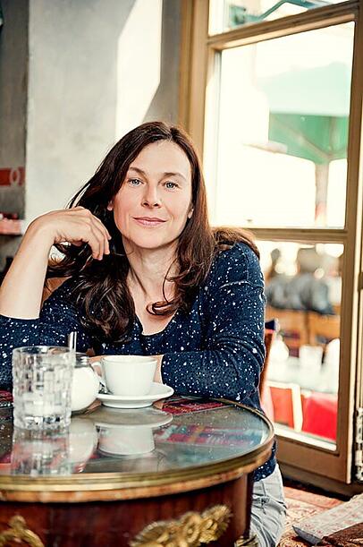 Mittendorfer schlüpft in diesem Programm in alle Rollen: Maria und Joseph, Josias, Simmei, den kommentierenden Engel vom Himmel, jede Stimme in Thomas Werk wird gespielt. Mittendorfer schlüpft in diesem Programm in alle Rollen: Maria und Joseph, Josias, Simmei, den kommentierenden Engel vom Himmel, jede Stimme in Thomas Werk wird gespielt.