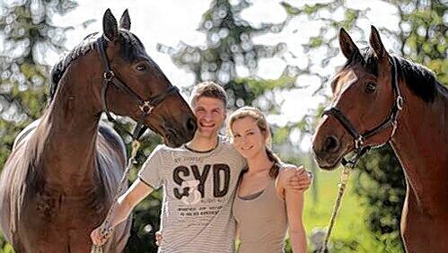 Thomas und Lisa Müller verbindet nicht nur die Liebe zu Pferden. Thomas und Lisa Müller verbindet nicht nur die Liebe zu Pferden.