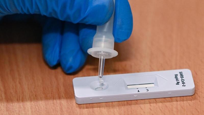 Für Unternehmen, die nicht auf Homeoffice umstellen können, gibt es ab Montag eine Pflicht, Beschäftigte regelmäßig zu testen. Für Unternehmen, die nicht auf Homeoffice umstellen können, gibt es ab Montag eine Pflicht, Beschäftigte regelmäßig zu testen.