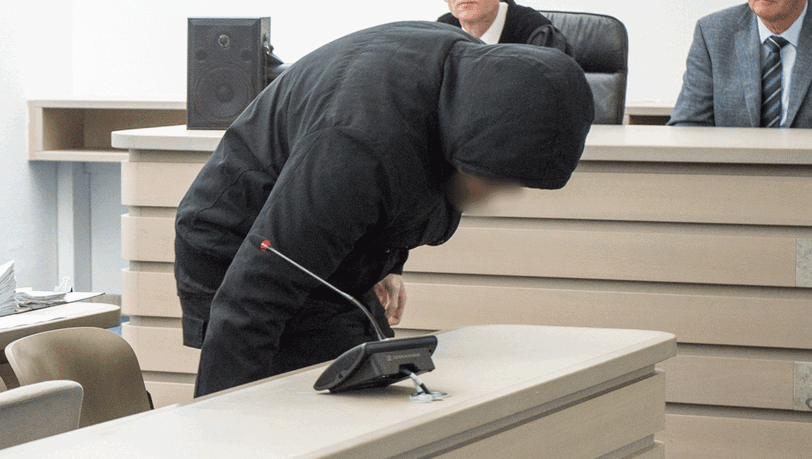 Dunkle Hose, schwarzer Kapuzenjacke, ein flusiger "Ziegenbart": Stefan B., der Angeklagte im Mordfall Franziska erscheint vor Gericht. Dunkle Hose, schwarzer Kapuzenjacke, ein flusiger "Ziegenbart": Stefan B., der Angeklagte im Mordfall Franziska erscheint vor Gericht.