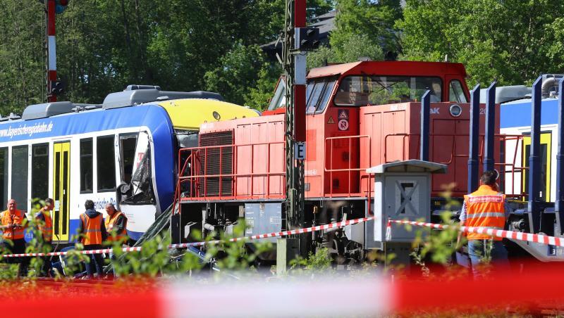 Bahnmitarbeiter stehen vor einem Personenzug und einem Güterzug nahe des Aichacher Bahnhofs. Foto: Karl-Josef Hildenbrand/Archiv Bahnmitarbeiter stehen vor einem Personenzug und einem Güterzug nahe des Aichacher Bahnhofs. Foto: Karl-Josef Hildenbrand/Archiv