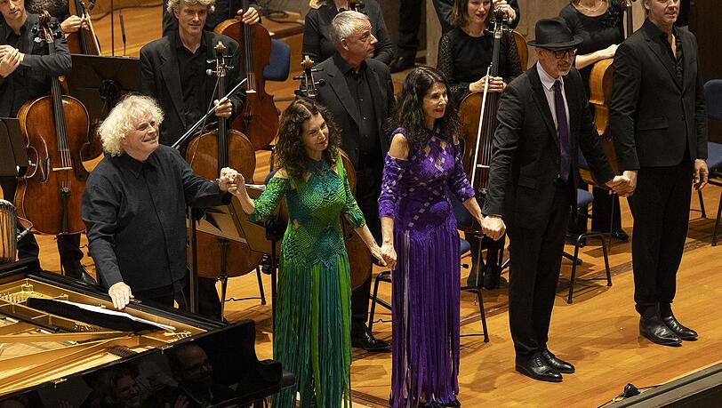 Nach dem Konzert im Herkulessaal: Rattle und die Labèques. Nach dem Konzert im Herkulessaal: Rattle und die Labèques.
