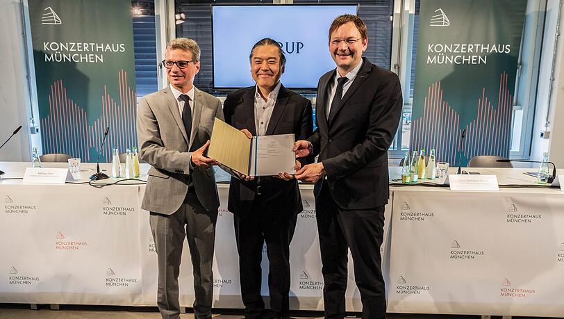 Die Minister Bernd Sibler (links) und Hans Reichhart (rechts) mit dem Akustiker Tateo Nakajima. Die Minister Bernd Sibler (links) und Hans Reichhart (rechts) mit dem Akustiker Tateo Nakajima.