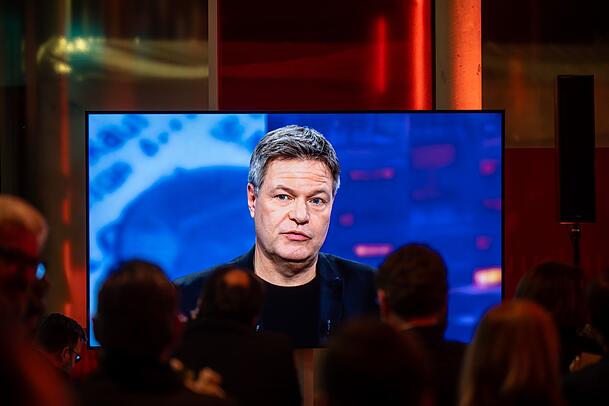 Grünen-Frontmann Robert Habeck wurde von den befragten Zuschauerinnen und Zuschauern als sympathischster Kandidat bewertet. Grünen-Frontmann Robert Habeck wurde von den befragten Zuschauerinnen und Zuschauern als sympathischster Kandidat bewertet.
