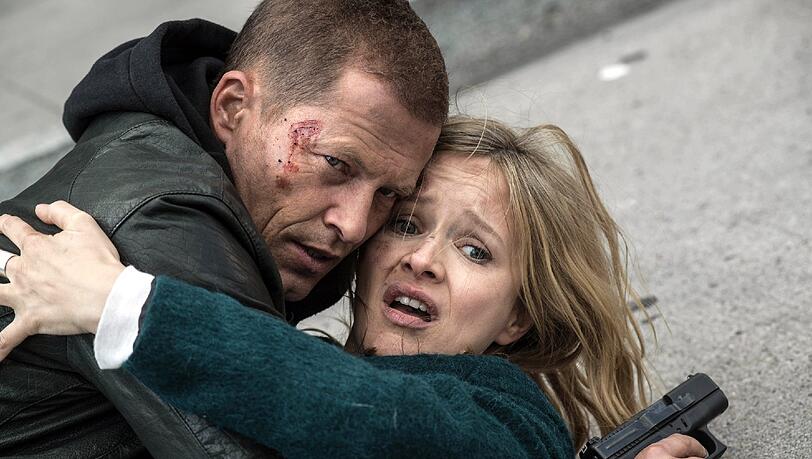 Til Schweiger spielt selber einen Tatort-Kommissar und schießt jetzt gegen Twitter-User und Drehbuch-Autoren. Til Schweiger spielt selber einen Tatort-Kommissar und schießt jetzt gegen Twitter-User und Drehbuch-Autoren.