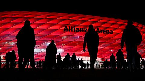 Beim CL-Spiel der Bayern gegen Real Madrid wird es wieder voll werden in der Allianz Arena . Doch der deutsche Rekordmeister warnt seine Fans vor Ticketbetrügern. (Archivbild) Beim CL-Spiel der Bayern gegen Real Madrid wird es wieder voll werden in der Allianz Arena . Doch der deutsche Rekordmeister warnt seine Fans vor Ticketbetrügern. (Archivbild)