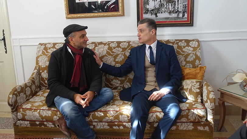 Daniel Speck (links) im Gespräch mit Karim Bey, Direktor des Hotels Majestic, das eine wichtige Rolle in Specks Roman "Piccola Sicila" spielt. Daniel Speck (links) im Gespräch mit Karim Bey, Direktor des Hotels Majestic, das eine wichtige Rolle in Specks Roman "Piccola Sicila" spielt.
