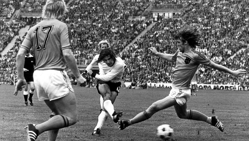 Der Bomber der Nation: Gerd Müller (l.) trifft zum 2:1-Sieg. Der Bomber der Nation: Gerd Müller (l.) trifft zum 2:1-Sieg.