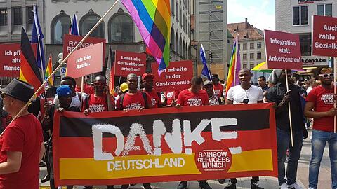 Auch die Rainbow-Refugees hatten eine klare Botschaft beim CSD. Auch die Rainbow-Refugees hatten eine klare Botschaft beim CSD.