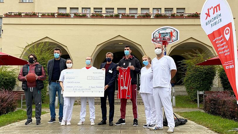 Übergeben die Spende am Schwabinger Krankenhaus (v.l.): Trinchieri und Pesic. Übergeben die Spende am Schwabinger Krankenhaus (v.l.): Trinchieri und Pesic.