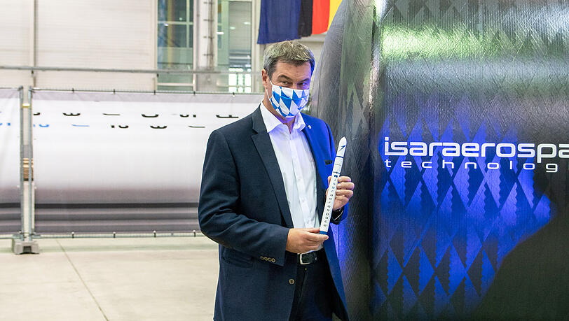Markus Söder (CSU) hält eine kleine Rakete in der Hand. Der Ministerpräsident war zu Besuch in der Produktion des bayerischen Start-ups Isar Aerospace. Markus Söder (CSU) hält eine kleine Rakete in der Hand. Der Ministerpräsident war zu Besuch in der Produktion des bayerischen Start-ups Isar Aerospace.