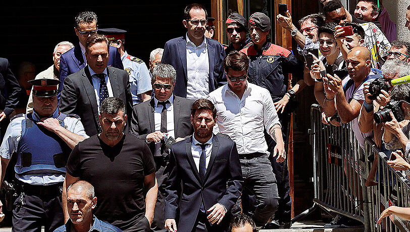 Lionel Messi verlässt am Donnerstag mit Gefolge den Justizpalast in Barcelona. Lionel Messi verlässt am Donnerstag mit Gefolge den Justizpalast in Barcelona.
