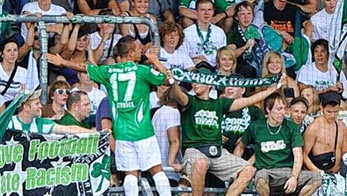 Publikumsliebling, Vize-Kapitän und nun auch noch Matchwinner: Mit Stephan Schröck feiern die Fürther Fans am liebsten. Publikumsliebling, Vize-Kapitän und nun auch noch Matchwinner: Mit Stephan Schröck feiern die Fürther Fans am liebsten.