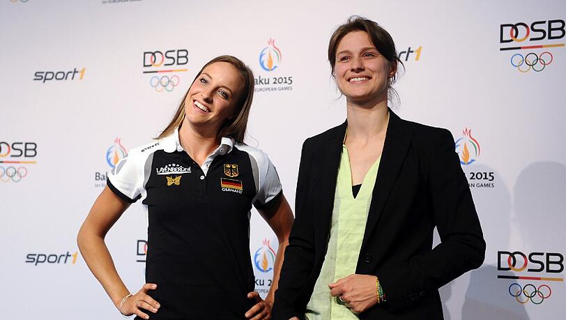 Volleyball-Nationalspielerin Lenka Dürr (l) und Fecht-Olympiasiegerin Britta Heidemann bei der Pressekonferenz in Ismaning im Rahmen der Einkleidung für die Europaspiele in Baku nebeneinander. Volleyball-Nationalspielerin Lenka Dürr (l) und Fecht-Olympiasiegerin Britta Heidemann bei der Pressekonferenz in Ismaning im Rahmen der Einkleidung für die Europaspiele in Baku nebeneinander.