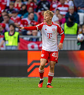 Frans Krätzig hat seinen Vertrag bis 2027 beim FC Bayern verlängert. Frans Krätzig hat seinen Vertrag bis 2027 beim FC Bayern verlängert.