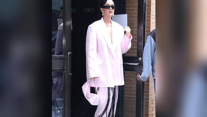Kann sich sehen lassen: Katy Perrys Look zur angesagten Satin Bag. Kann sich sehen lassen: Katy Perrys Look zur angesagten Satin Bag.