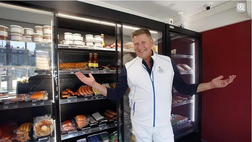 Andreas Gaßner in seinem Rund-um-die-Uhr-Laden. Andreas Gaßner in seinem Rund-um-die-Uhr-Laden.