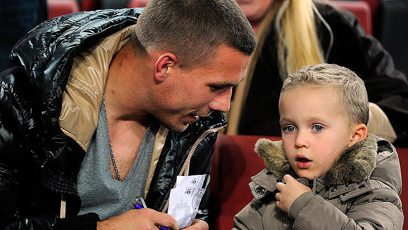 Lukas Podolski mit Söhnchen Louis (hier vor zweieinhalb Jahren beim Spiel FC Köln gegen Dynamo Dresden) Lukas Podolski mit Söhnchen Louis (hier vor zweieinhalb Jahren beim Spiel FC Köln gegen Dynamo Dresden)