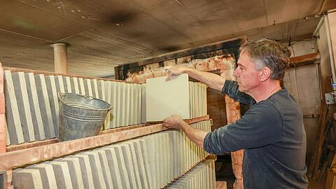 Hand-Ziegler Andreas Schönek (56) beim „Ofen setzen“: Bei 1000 Grad werden diese Lehm-Platten im Herdwagenofen gebrannt. Hand-Ziegler Andreas Schönek (56) beim „Ofen setzen“: Bei 1000 Grad werden diese Lehm-Platten im Herdwagenofen gebrannt.