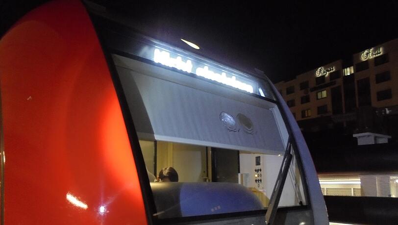 Die Scheibe der S-Bahn ist nach dem Steinwurf zersplittert. Die Scheibe der S-Bahn ist nach dem Steinwurf zersplittert.