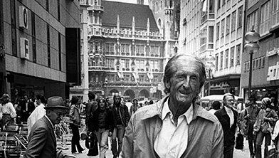 Beim Flanieren: Sigi Sommer in der Rosengasse. Beim Flanieren: Sigi Sommer in der Rosengasse.