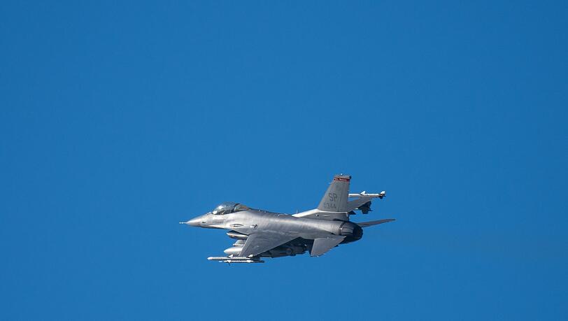 Ein Kampfflugzeug vom Typ F-16 über der Eifel bei Spangdahlem. Ein Kampfflugzeug vom Typ F-16 über der Eifel bei Spangdahlem.