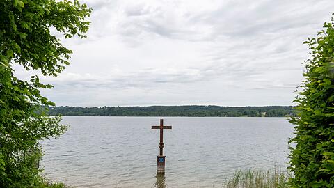 Ein Kreuz im Starnberger See markiert die Stelle, an der König Ludwig II. vor 140 Jahren tot gefunden wurde. Ein Kreuz im Starnberger See markiert die Stelle, an der König Ludwig II. vor 140 Jahren tot gefunden wurde.