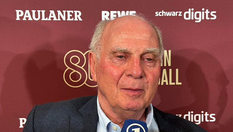 Uli Hoeneß spricht beim Festakt zum 80-jährigen Jubiläum der Basketball-Abteilung – und erklärt seinen Sinneswandel in der Bewertung von Sportvorstand Max Eberl. Uli Hoeneß spricht beim Festakt zum 80-jährigen Jubiläum der Basketball-Abteilung – und erklärt seinen Sinneswandel in der Bewertung von Sportvorstand Max Eberl.