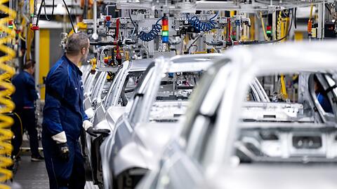 Autos werden im Münchner BMW-Stammwerk gefertigt. Der Hersteller hält das Verbrenner-Verbot ab 2035 für zu früh. Autos werden im Münchner BMW-Stammwerk gefertigt. Der Hersteller hält das Verbrenner-Verbot ab 2035 für zu früh.