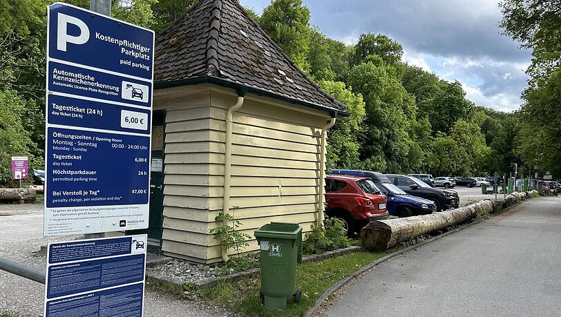 Bei der Einfahrt ist in aller Kürze zusammengefasst, wie die Bezahlregeln auf dem Parkplatz P2 an der Siebenbrunner Straße sind. Doch die "Karenzzeit" von 15 Minuten steht wohl eher im Kleingedruckten. Bei der Einfahrt ist in aller Kürze zusammengefasst, wie die Bezahlregeln auf dem Parkplatz P2 an der Siebenbrunner Straße sind. Doch die "Karenzzeit" von 15 Minuten steht wohl eher im Kleingedruckten.