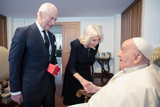 Papst Franziskus empfing König Charles und Königin Camilla zu einem privaten Gespräch im Vatikan. Papst Franziskus empfing König Charles und Königin Camilla zu einem privaten Gespräch im Vatikan.