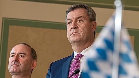 Freie-Wähler-Chef Hubert Aiwanger (L.) und Ministerpräsident Markus Söder bei der Unterzeichnung des Koalitionsvertrags. Darin hat die Bayernkoalition vereinbart, dass das Bundesland bis 2040 klimaneutral werden soll. Bis dahin gibt es aber noch viel zu tun. Freie-Wähler-Chef Hubert Aiwanger (L.) und Ministerpräsident Markus Söder bei der Unterzeichnung des Koalitionsvertrags. Darin hat die Bayernkoalition vereinbart, dass das Bundesland bis 2040 klimaneutral werden soll. Bis dahin gibt es aber noch viel zu tun.