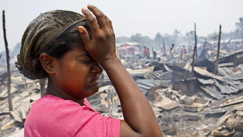 Eine Frau der Rohingya weint in einem Lager für Binnenvertriebene in Myanmar. Eine Frau der Rohingya weint in einem Lager für Binnenvertriebene in Myanmar.