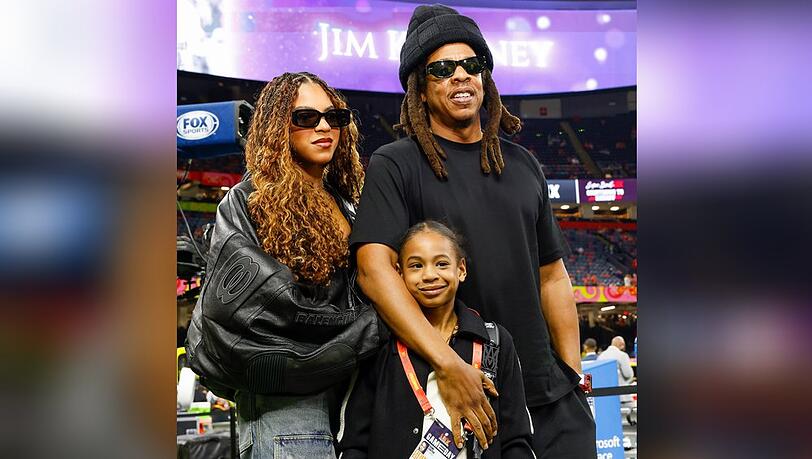 Blue Ivy gemeinsam mit ihrem Papa Jay-Z und ihrer jüngeren Schwester Rumi beim Super Bowl 2025. Blue Ivy gemeinsam mit ihrem Papa Jay-Z und ihrer jüngeren Schwester Rumi beim Super Bowl 2025.