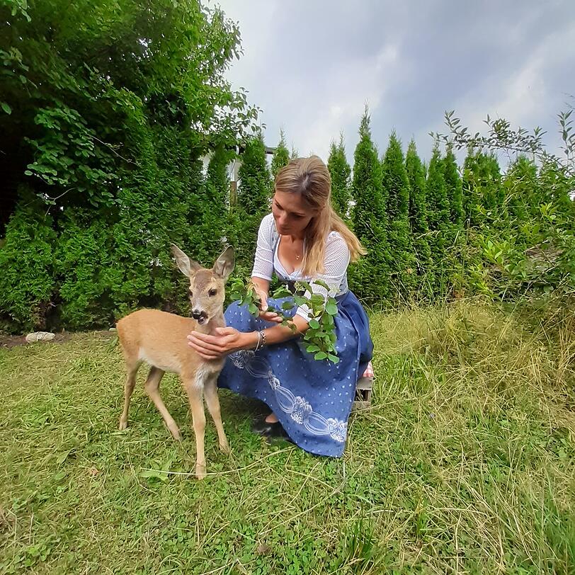 Lene Koch mit ihrer Hermine. Zwischen den beiden ist über die Jahre ein besonderes Vertrauen gewachsen. Lene Koch mit ihrer Hermine. Zwischen den beiden ist über die Jahre ein besonderes Vertrauen gewachsen.