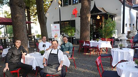 Laden zur Essklasse ins Mangostin (v. l.): Küchenchef Jakob Heil und Küchenchef Mr. Binh, hinten Betriebsleiter Anthony Brüggen, Küchendirektor Jan Küntschke. Laden zur Essklasse ins Mangostin (v. l.): Küchenchef Jakob Heil und Küchenchef Mr. Binh, hinten Betriebsleiter Anthony Brüggen, Küchendirektor Jan Küntschke.