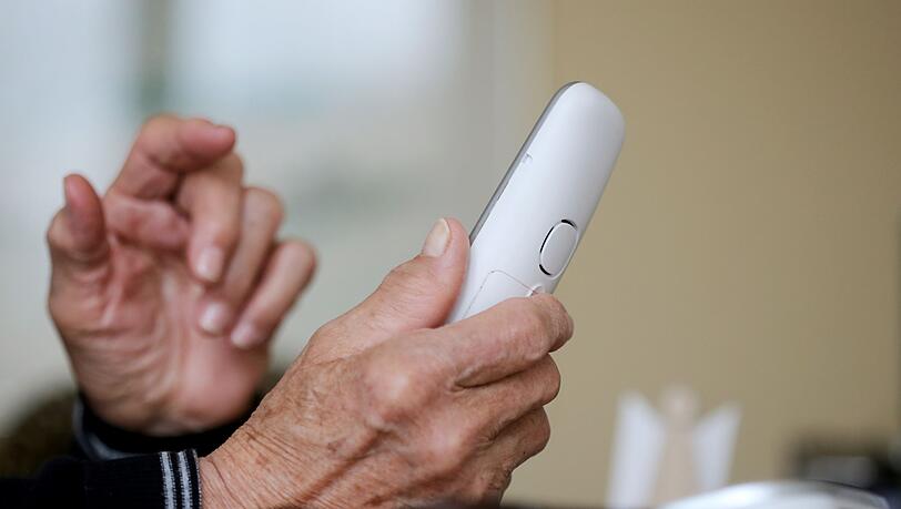 Die über 70-Jährige wählte seit Mai 2025 mehr als 300 Mal den Notruf. (Symbolbild) Die über 70-Jährige wählte seit Mai 2025 mehr als 300 Mal den Notruf. (Symbolbild)