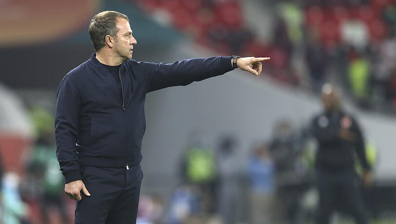 Halbfinale gegen Al Ahly Kairo: Bayern-Trainer Hansi Flick gibt Anweisungen. Halbfinale gegen Al Ahly Kairo: Bayern-Trainer Hansi Flick gibt Anweisungen.